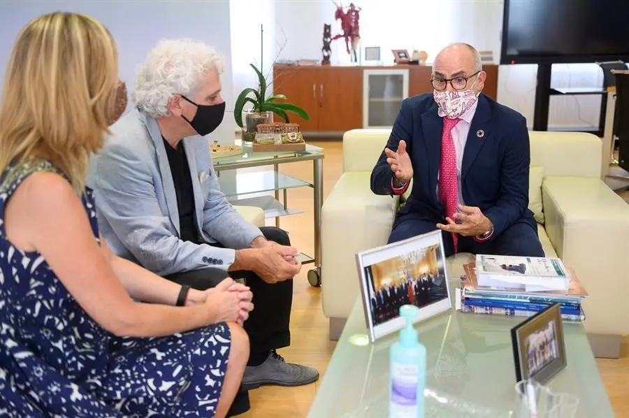 El consejero de Sanidad, Miguel Rodr&iacute;guez (d), mantiene una reuni&oacute;n con el presidente de la Asociaci&oacute;n Empresarial de Hosteler&iacute;a de Cantabria, &Aacute;ngel Cuevas (2i), este jueves, en Santander. EFE/Pedro Puente Hoyos
