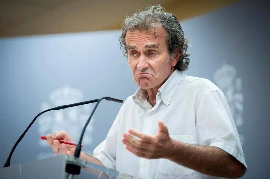 El director del Centro de Coordinaci&oacute;n de Alertas y Emergencias Sanitarias, Fernando Sim&oacute;n, comparece en rueda de prensa para dar cuenta de los &uacute;ltimos datos de la pandemia de coronavirus en Espa&ntilde;a, este jueves. EFE/ Luca Piergiovanni