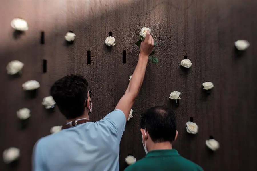 Las familias de los fallecidos en el accidente del vuelo de Spanair a Gran Canaria que se estrell&oacute; hace doce a&ntilde;os al despegar desde el aeropuerto de Madrid-Barajas durante la tradicional ofrenda de flores que hacen cada a&ntilde;o en el aniversario del accidente ante el monumento "Luces en el vac&iacute;o", en el paseo de Las Canteras. EFE/&Aacute;ngel Medina G.