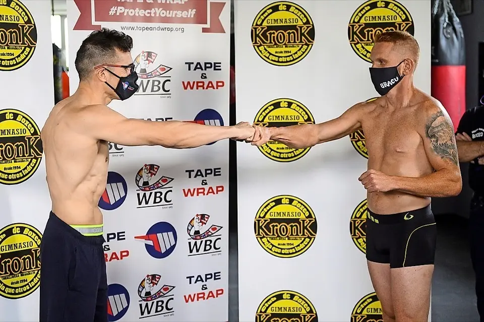 GRAF3815. TORRELAVEGA (CANTABRIA), 20/08/2020.- El excampe&oacute;n mundial de los pesos superwelter y mediano Sergio "Maravilla" Mart&iacute;nez (i) regresar&aacute; a sus 45 a&ntilde;os al ring ma&ntilde;ana, viernes, en Torrelavega (Cantabria), frente al espa&ntilde;ol Jos&eacute; Fandi&ntilde;o (d) tras cumplir ambos con la b&aacute;scula en la tarde de este jueves en el gimnasio Kronk de Torrelavega. EFE/Pedro Puente Hoyos
