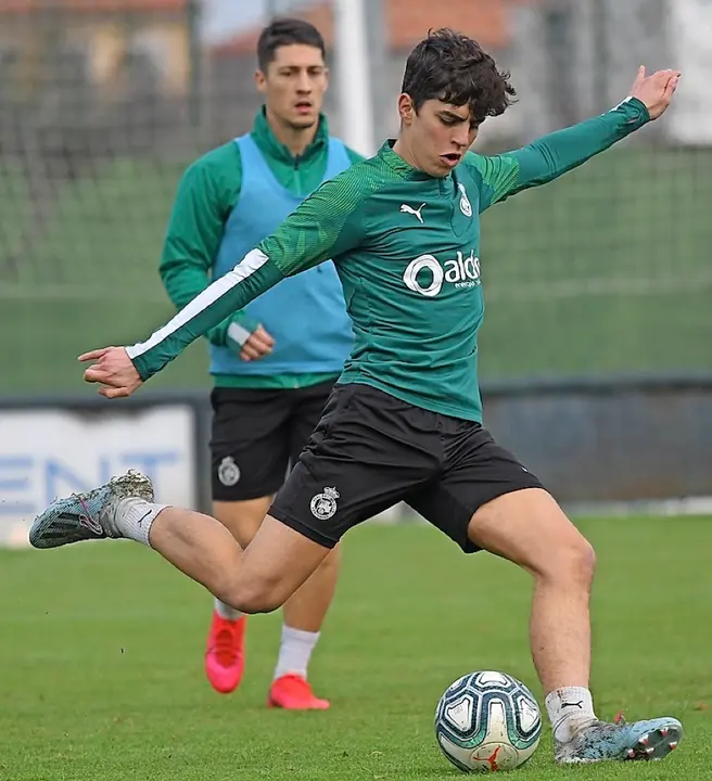 I&ntilde;igo Sainz Maza, durante un entrenamiento con el primer equipo. / Hardy