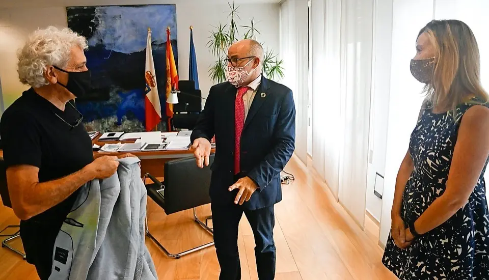200820 santander
CORONAVIRUS HOSTELER??A.- El consejero de Sanidad, Miguel Rodr??guez, se re??ne con el presidente de la Asociaci??n Empresarial de Hosteler??a de Cantabria, ??ngel Cuevas. Consejer??a de Sanidad
Foto nacho cubero
