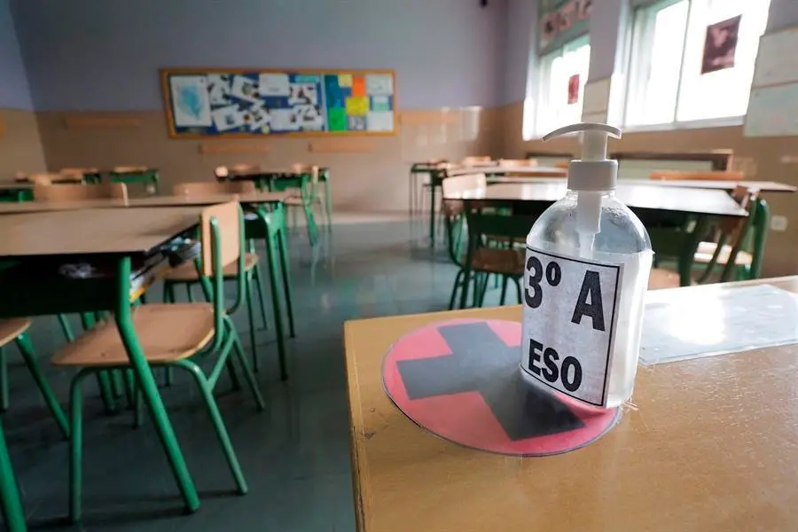 La AEPap recomienda realizar trayectos separados para que los ni&ntilde;os no se crucen en los pasillos. EFE/R. Garc&iacute;a/Archivo