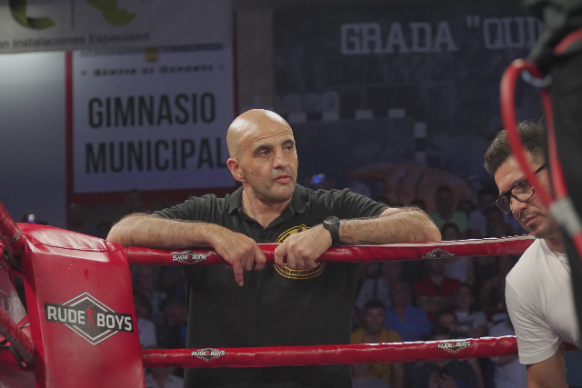El entrenador de Sergio Garc&iacute;a, Victor Iglesias en el &uacute;ltimo combate disputado en Torrelavega. / HARDY