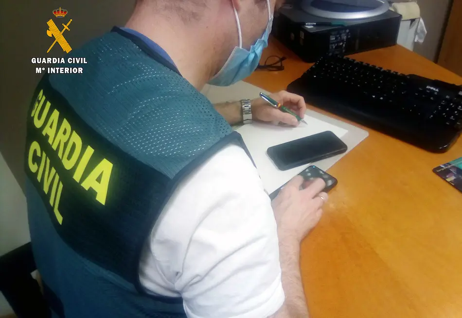 La Guardia Civil con los m&oacute;viles supuestamente sustra&iacute;dos.