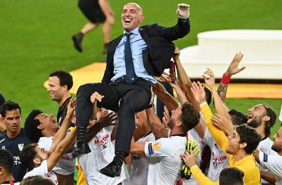 El director deportivo de Sevilla, Monchi, es celebrado por los jugadores despu&eacute;s de ganar la final de la UEFA Europa League entre el Sevilla FC y el Inter de Mil&aacute;n en Colonia, Alemania, el 21 de agosto de 2020. (Alemania, Colonia) EFE / EPA / Ina Fassbender / POOL