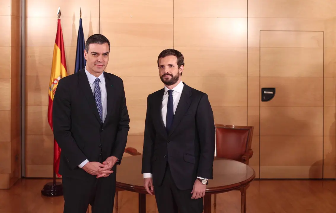 El presidente del Gobiero en funciones, Pedro S&aacute;nchez (izq) y el presidente del PP, Pablo Casado (dech), momentos antes de su reuni&oacute;n en el Congreso de los Diputados, en Madrid (Espa&ntilde;a),a 16 de diciembre de 2019.