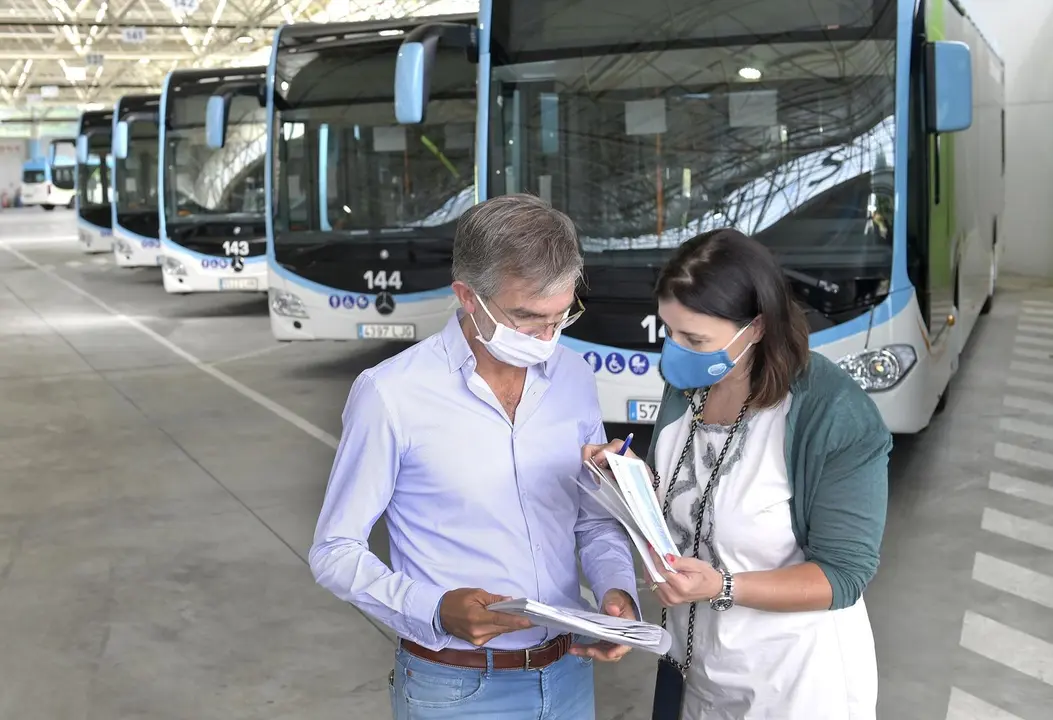 Gema Igual y C&eacute;sar D&iacute;az en la presentaci&oacute;n de los seis nuevos autobuses h&iacute;bridos del TUS