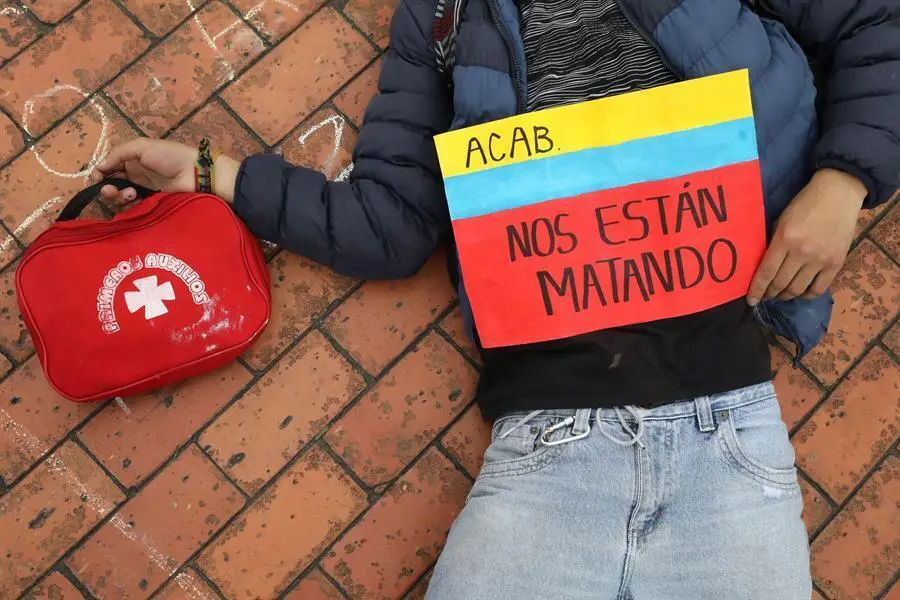 Un manifestante permanece en el suelo representando la muerte de j&oacute;venes durante una protesta realizada este viernes en las calles de Bogot&aacute; (Colombia). Organizaciones civiles de j&oacute;venes y representantes estudiantiles exigieron este viernes al Gobierno colombiano respuestas ante las recientes matanzas ocurridas en el suroeste del pa&iacute;s, en una jornada de manifestaciones contra la violencia y el abandono estatal. EFE/ Carlos Ortega
