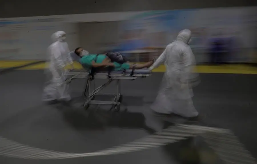 otograf&iacute;a a baja velocidad de enfermeros con un paciente con coronavirus a la UTI del hospital de Campa&ntilde;a de Riocentro, el 21 de agoto de 2020 en la zona oeste de R&iacute;o de Janeiro (Brasil). R&iacute;o de Janeiro, una de las ciudades m&aacute;s impactadas por la pandemia del coronavirus en Brasil, sigue con su plan de desescalada gracias a la reducci&oacute;n de la demanda por camas de cuidados intensivos en hospitales de campa&ntilde;a como el de Riocentro, al que EFE tuvo acceso. EFE/Antonio Lacerda