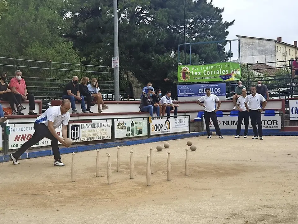 Antonio Sagredo, de la Pe&ntilde;a J. Cuesta, birlando ayer en Los Corrales de Buelna. / dar&iacute;o B.