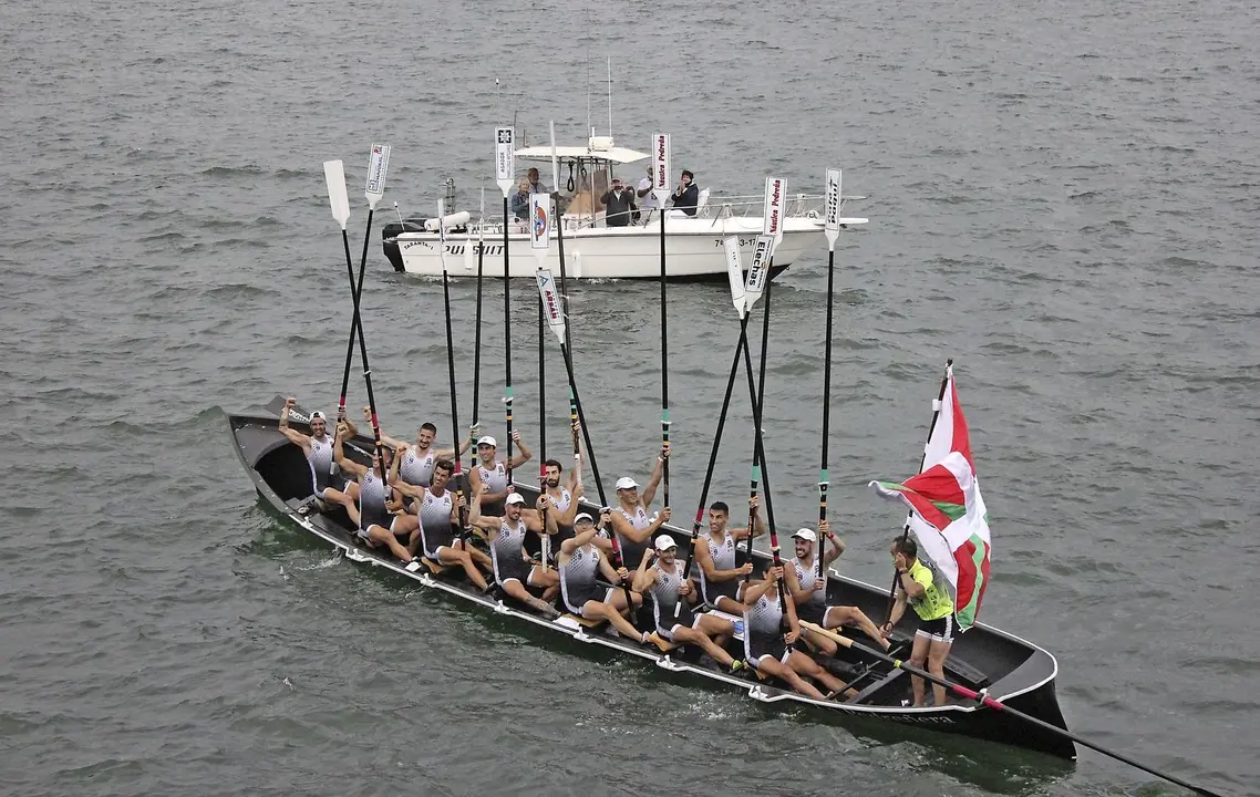 Los remeros de Pedre&ntilde;a celebran la bandera conseguida ayer en aguas de Getxo.