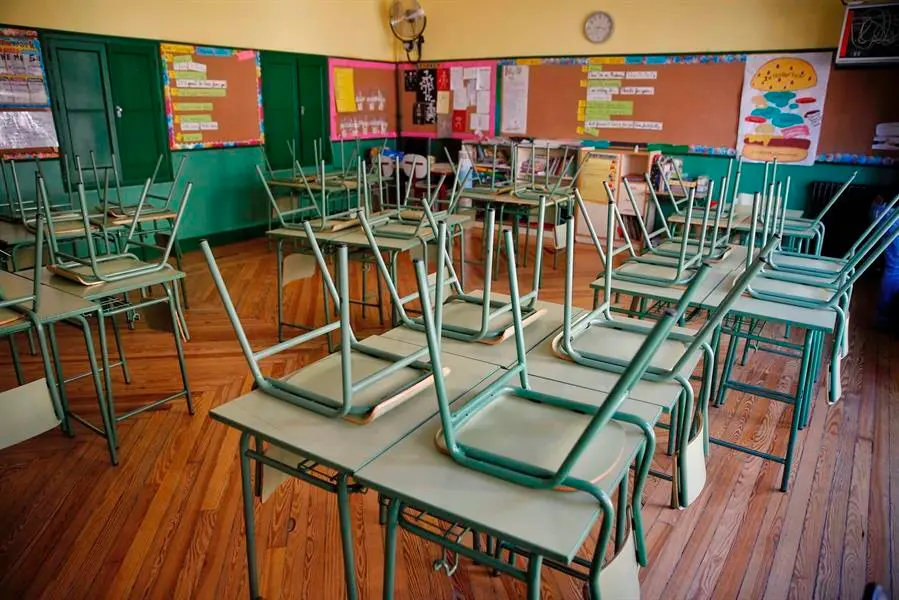 Un aula desierta en el colegio p&uacute;blico Rufino Blanco en Madrid. EFE/Paco Campos/Archivo