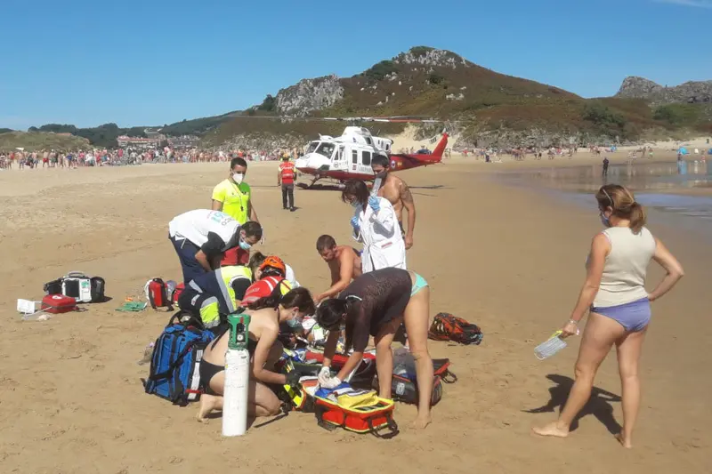 La Guardia Civil y Polic&iacute;a Local, que permanecen en la playa a la espera de la llegada del juez que proceder&aacute; al levantamiento del cad&aacute;ver