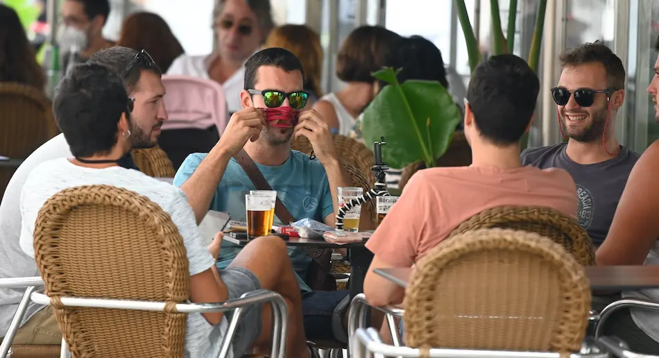 Varias j&oacute;venes disfrutan en una terraza en Santander. / HARDY