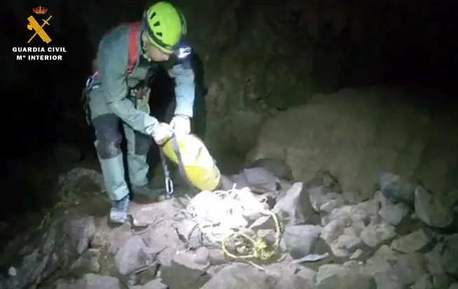 La Guardia Civil ha destruido de forma controlada una granada de mano, de tipo pi&ntilde;a y de la &eacute;poca de la Guerra Civil, que fue encontrada por dos espele&oacute;logos a unos 50 metros de profundidad en una cavidad pr&oacute;xima a la cueva de Coventoso, en Arredondo (Cantabria). EFE/M.Interior