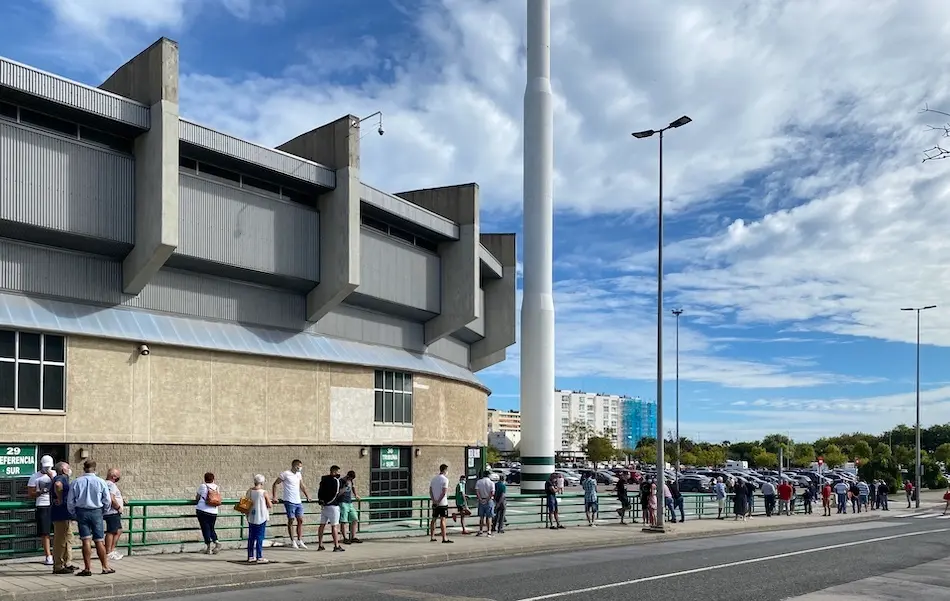 Colas en el exterior del estadio del Sardinero para la campa&ntilde;a de abonos. / HARDY