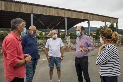 El concejal de Medio Ambiente y miembros de la Junta de Vi&eacute;rnoles - ALERTA