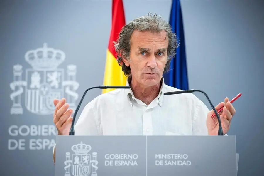 El director del Centro de Coordinaci&oacute;n de Alertas y Emergencias Sanitarias, Fernando Sim&oacute;n, comparece en rueda de prensa para dar cuenta de los &uacute;ltimos datos de la pandemia de coronavirus en Espa&ntilde;a, este jueves. EFE/ Luca Piergiovanni