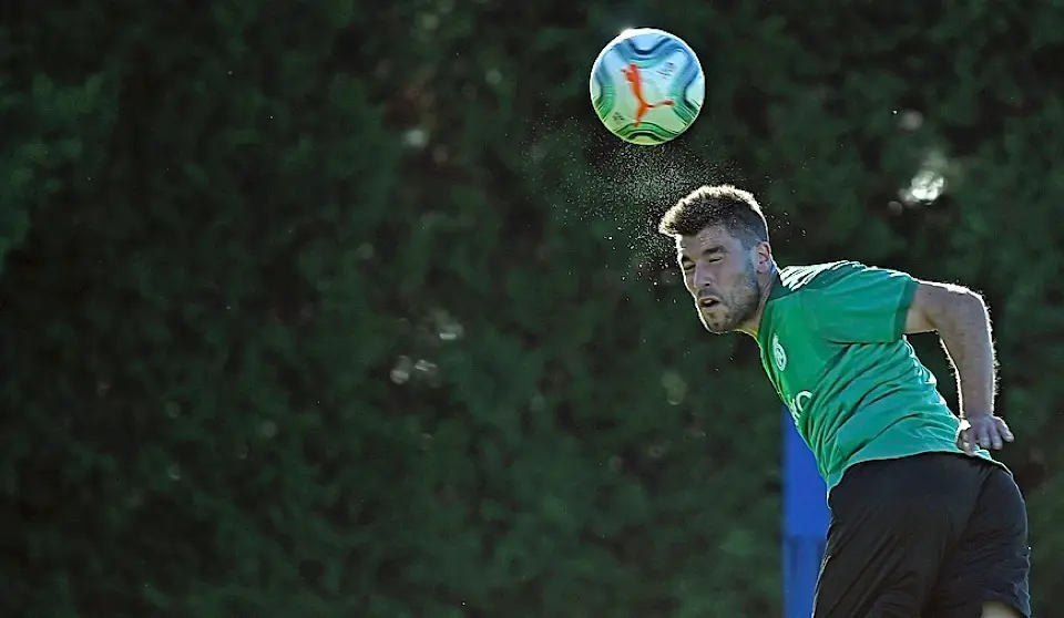 Jon Ander, cabeceando un bal&oacute;n durante el entrenamiento vespertino de ayer. / Hardy