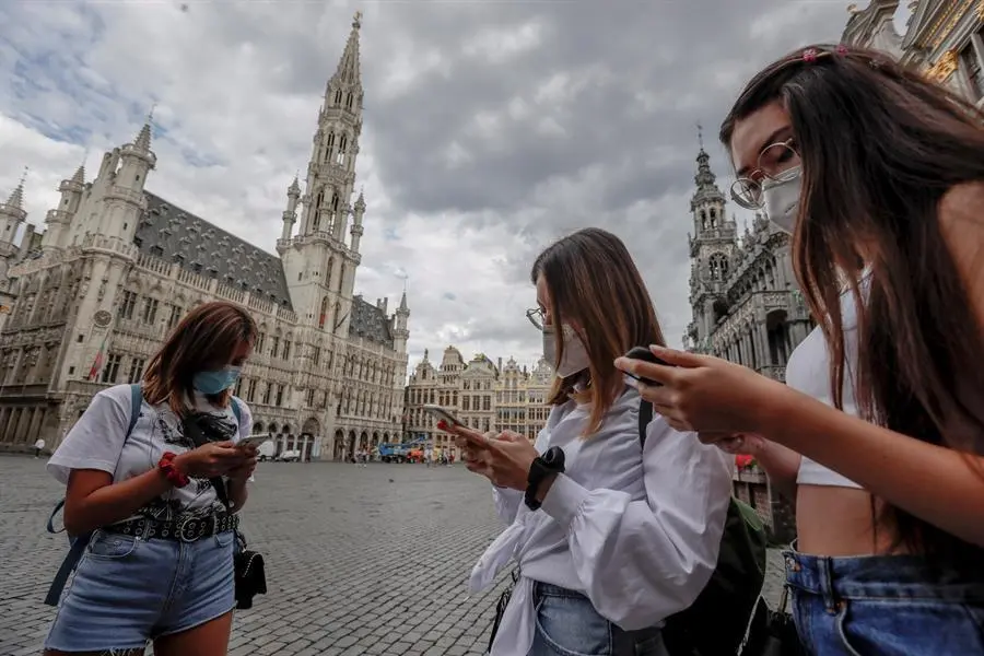 Turistas con m&aacute;scaras en la Grand Place de Bruselas, B&eacute;lgica, 20 de agosto de 2020. EFE