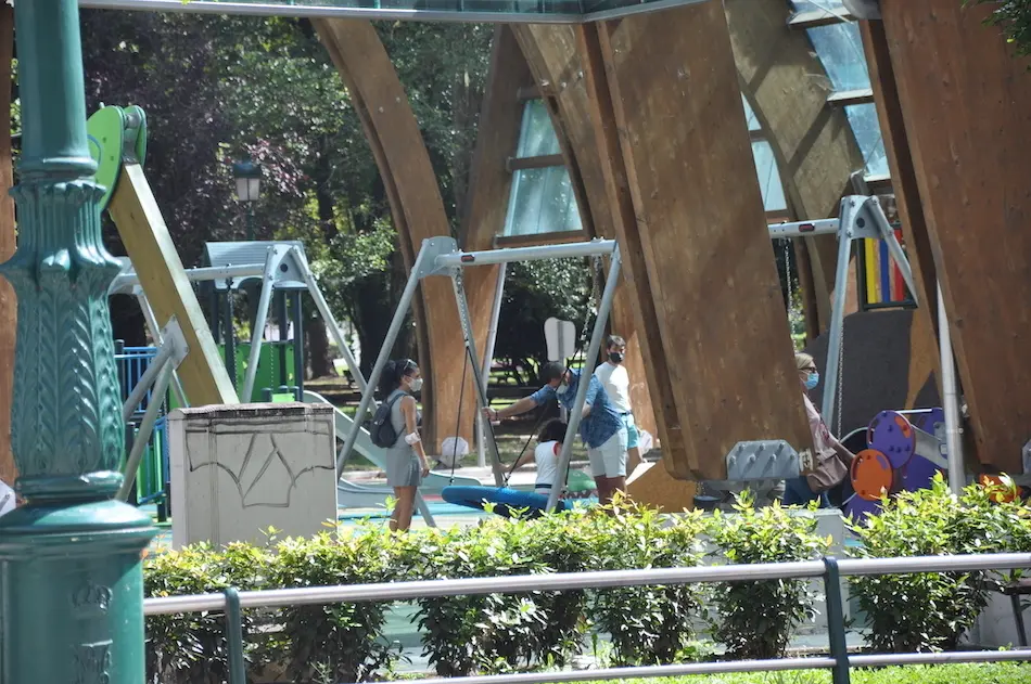 Varias familias disfrutan del parque Manuel Barqu&iacute;n de Torrelavega, cuando quedan pocos d&iacute;as para el inicio escolar. / S.D.