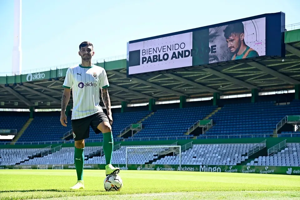 Pablo Andrade, ayer en los Campos de Sport de El Sardinero tras su presentaci&oacute;n. / Hardy