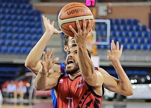 Harold Cazorla, entrando a canasta en el partido frente a Bodegas Rioja Vega de la temporada 2019-2020 disputado en Logro&ntilde;o. / Sergio Cocho