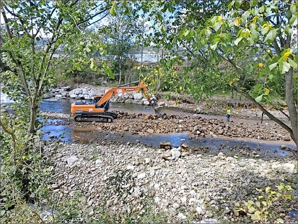 En la im&aacute;genes se observa el inicio de las actuaciones para la conservaci&oacute;n y mantenimiento en el r&iacute;o Besaya en las proximidades de La Ag&uuml;era. Durante las crecidas sucedidas en los d&iacute;as 23 y 24 de enero de 2019, el r&iacute;o se desbord&oacute; produciendo afecciones, temi&eacute;ndose que en futuras avenidas la rotura de la margen pudiera provocar la entrada del r&iacute;o hacia el barrio de El Bardal&oacute;n. / ALERTA