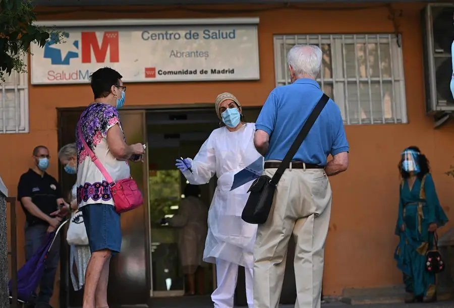 Varias personas esperan su turno para las pruebas aleatorias de PCR en el Centro de Salud Abrantes en el distrito de Carabanchel en Madrid, este martes. EFE/Fernando Villar