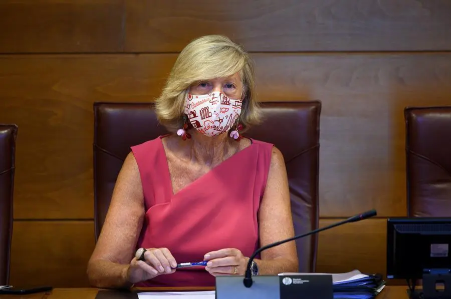 La consejera de Educaci&oacute;n de Cantabria, Marina Lombo, mantiene una reuni&oacute;n con representantes de los distintos grupos parlamentarios, este martes, en Santander.EFE/Pedro Puente Hoyos