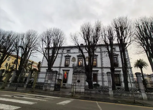 Fachada del Ayuntamiento de Santo&ntilde;a.