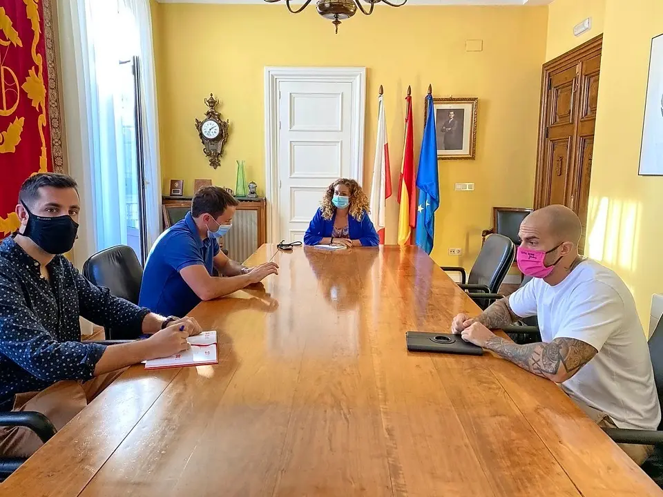 Miembros de la patronal del ocio nocturno con la delegada del Gobierno, Ainhoa Qui&ntilde;ones. / alerta