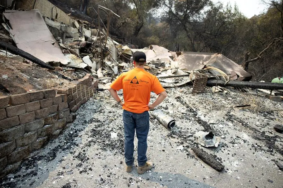Gary Pratt inspecciona las ruinas de su casa en Spanish Flats Mobile Villa Park, despu&eacute;s de que el LNU Lightning Complex pasara cerca del lago Berryessa, California, EE. UU.EFE/EPA/PETER DASILVA