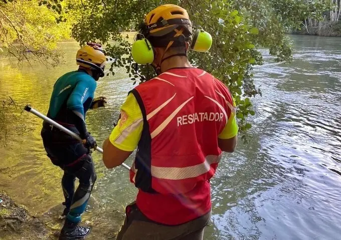 Efectivos que participan en la b&uacute;squeda del pescador de 70 a&ntilde;os desaparecido en Aldea del Ebro