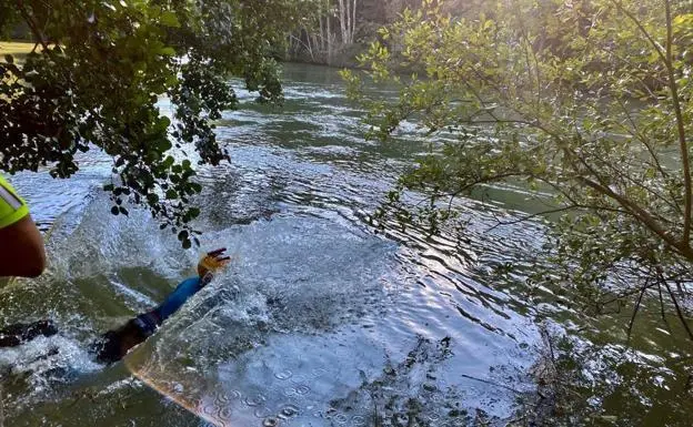 Inmersi&oacute;n en el r&iacute;o, ayer, para buscar al pescador. / GOBIERNO DE CANTABRIA