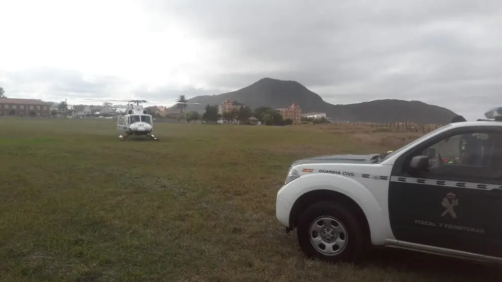 El helic&oacute;ptero del Gobierno de Cantabria ha trasladado el cuerpo sin vida de un var&oacute;n desde el Faro del Caballo hasta una zona pr&oacute;xima a El Dueso, en Santo&ntilde;a