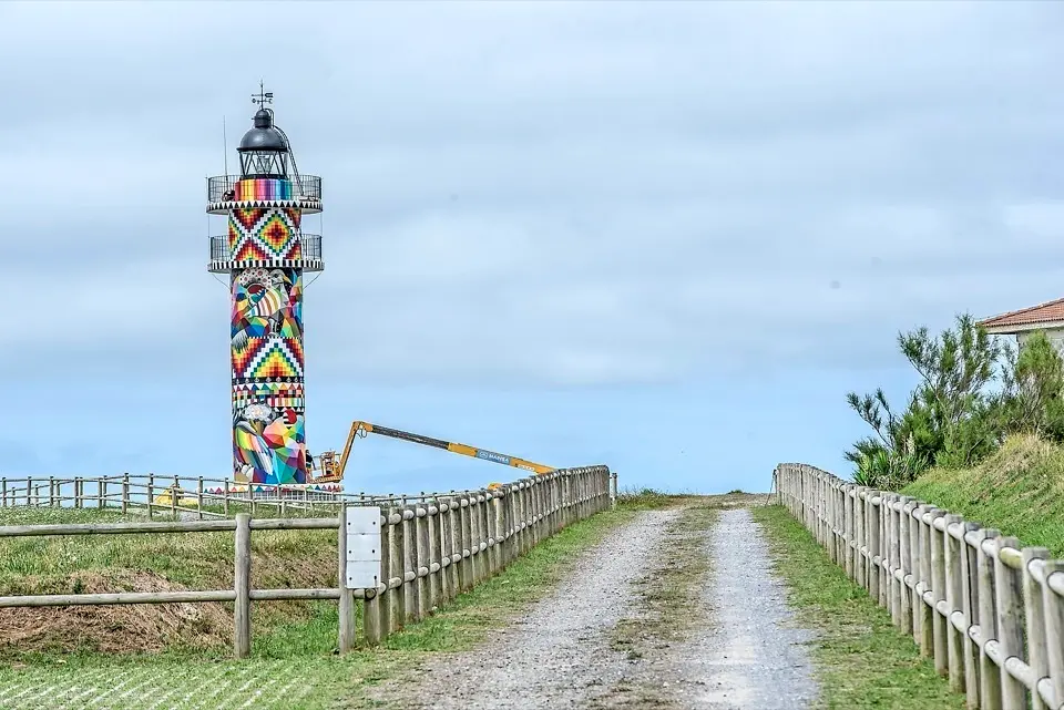 El Faro de Ajo ya luce con los colores de Okuda. / Tono Reguera