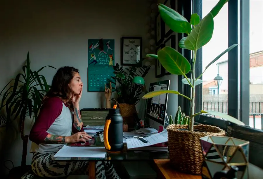Una mujer realiza teletrabajo en su casa. EFE/Enric Fontcuberta/Archivo