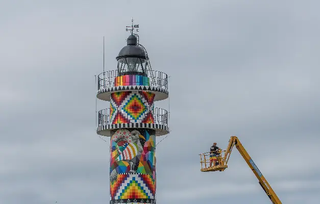 Vista del Faro de Ajo coloreado por el artista Okuda. / T. Reguera