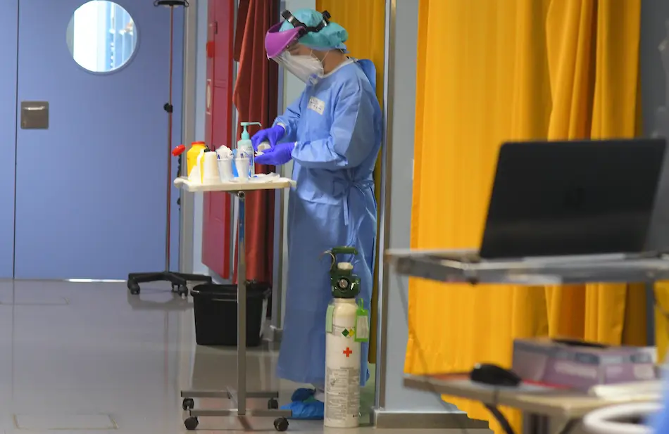 Un sanitario en la UCI del Hospital Marqu&eacute;s de Valdecilla. / CUBERO