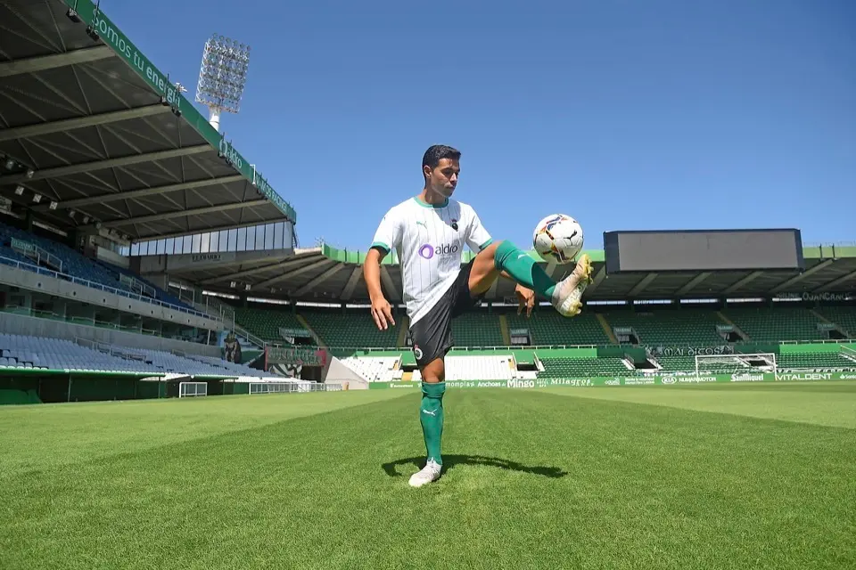 &Aacute;lvaro Bustos, ayer en los Campos de Sport de El Sardinero en su presentaci&oacute;n. / hardy