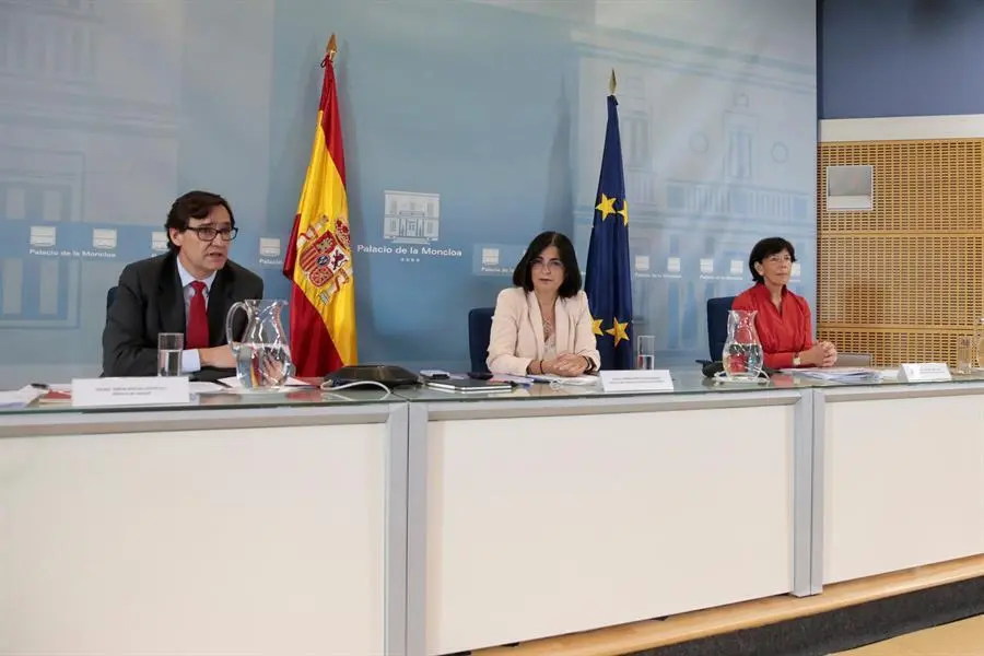(De i a d) El ministro de Educaci&oacute;n, Salvador Illa, la ministra de Pol&iacute;tica Territorial y Funci&oacute;n P&uacute;blica, Carolina Darias, y la ministra de Educaci&oacute;n, Isabel Cela&aacute;, se re&uacute;nen este jueves con las comunidades aut&oacute;nomas en una conferencia sectorial mixta para abordar las reglas y protocolos sanitarios a aplicar en el inicio del curso escolar 2020-21, para el que la comunidad educativa exige m&aacute;ximas garant&iacute;as anticoronavirus. EFE/ Jose Maria Cuadrado Jim&eacute;nez /S&Oacute;LO USO EDITORIAL/NO VENTAS