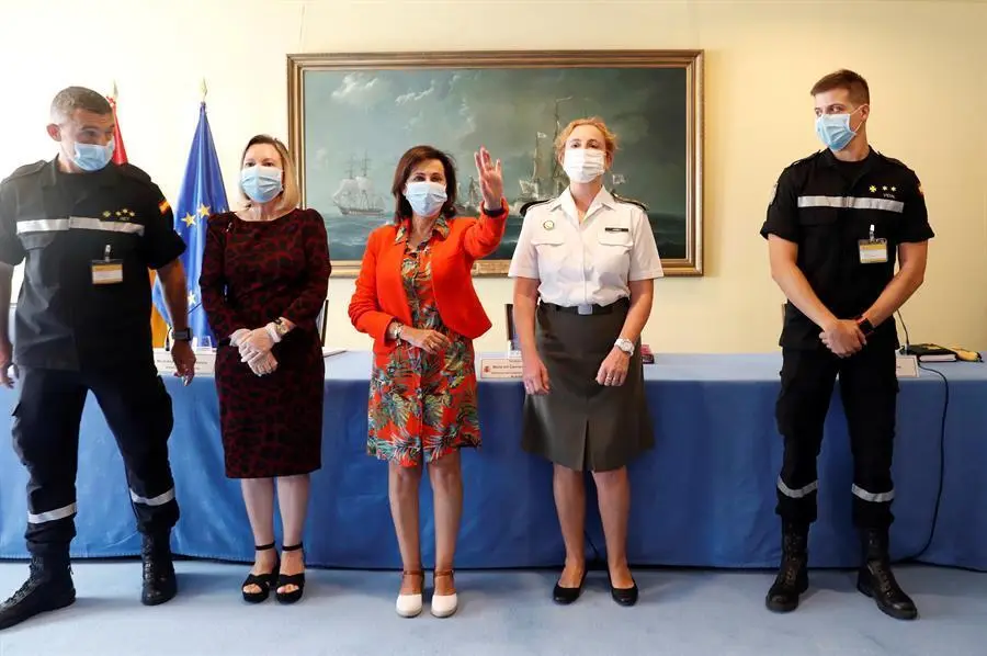 El capit&aacute;n, Jos&eacute; Ram&oacute;n Fedriani; la subsecretaria de Defensa, Mar&iacute;a Amparo Valcarce Garc&iacute;a; la ministra de Defensa, Margarita Robles, la directora del Instituto de Medicina Preventiva de la Defensa, la teniente coronel Mar&iacute;a del Carmen Ari&ntilde;ez Fern&aacute;ndez, y el teniente Miguel Vidal Rodr&iacute;guez. EFE/ Zipi