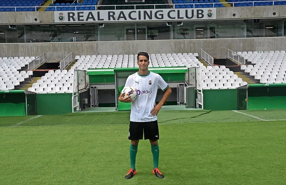 Ismael Benktib en el c&eacute;sped de El Sardinero. / Hardy