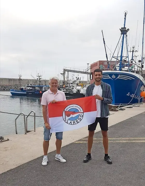 Parro posa con la bandera del Laredo. / Alerta