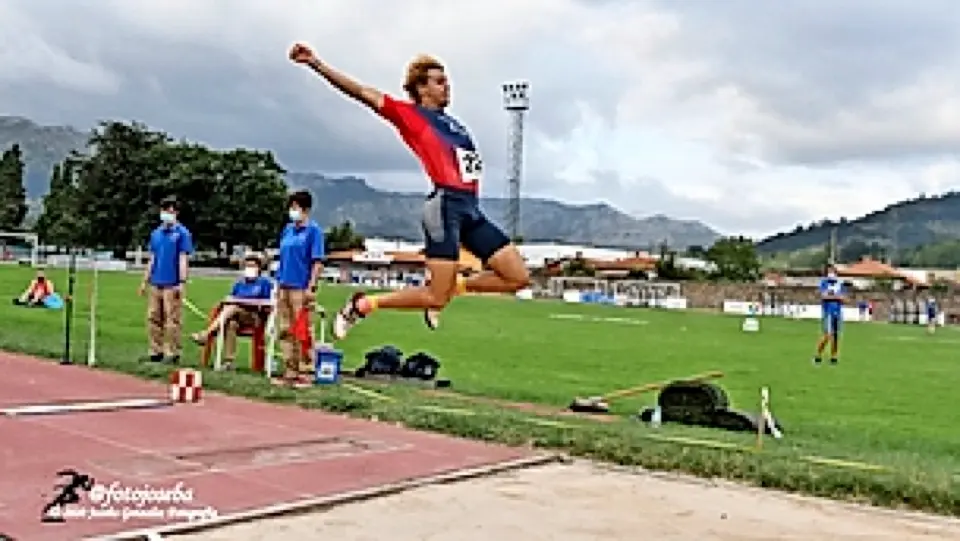 Un participante en la prueba de salto de longitud. / Joseba gonz&aacute;lez