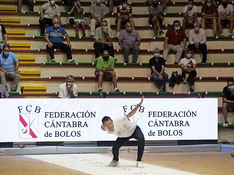 &Oacute;scar Gonz&aacute;lez, anoche en el tiro de la Severino Prieto, durante el &uacute;ltimo concurso de octavos de final. / Juan