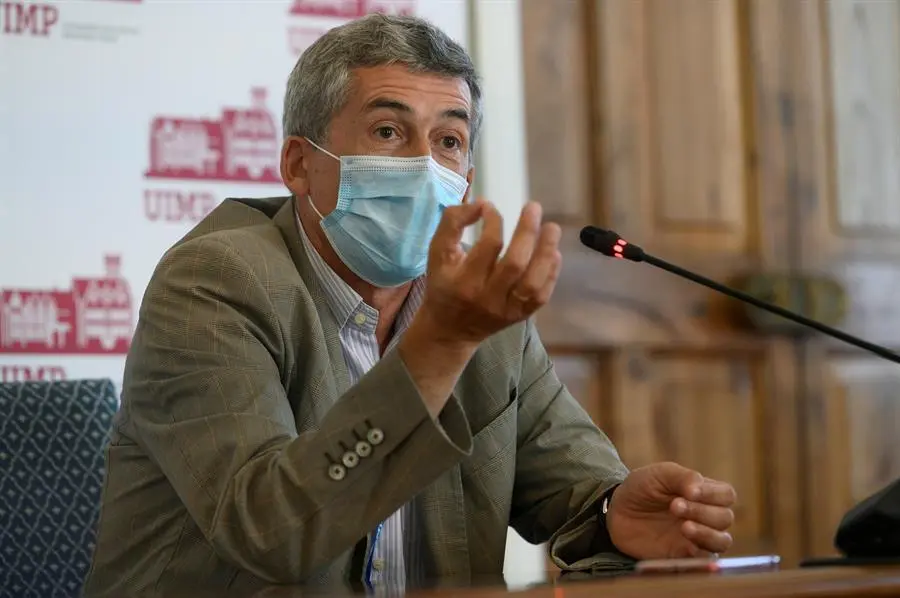El vir&oacute;logo e investigador del Consejo Superior de Investigaciones Cient&iacute;ficas (CSIC) Antonio Alcam&iacute;, cree que en un a&ntilde;o se detectar&aacute;n virus en el aire casi en tiempo real, este jueves en la Universidad Internacional Men&eacute;ndez Pelayo en Santander. EFE/Pedro Puente Hoyos