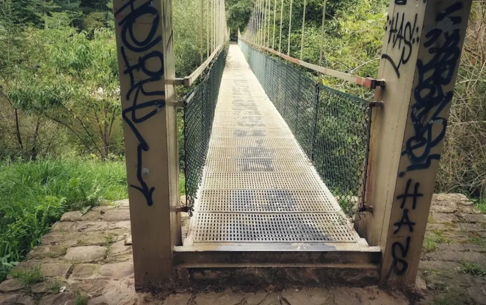Barrera arquitect&oacute;nica para ir hacia el parque de la Viesca, en el Barrio Covadonga./ ALERTA